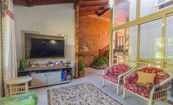 Casa sobrado na Lomba do Pinheiro com 4 dormitórios e 2 vagas