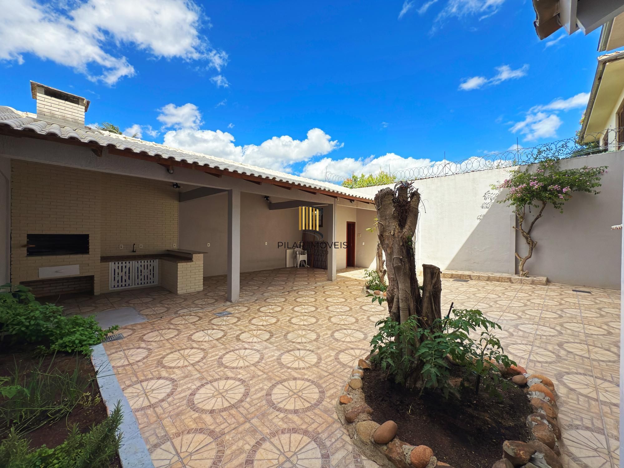 Casa 3 dormitórios no bairro Medianeira