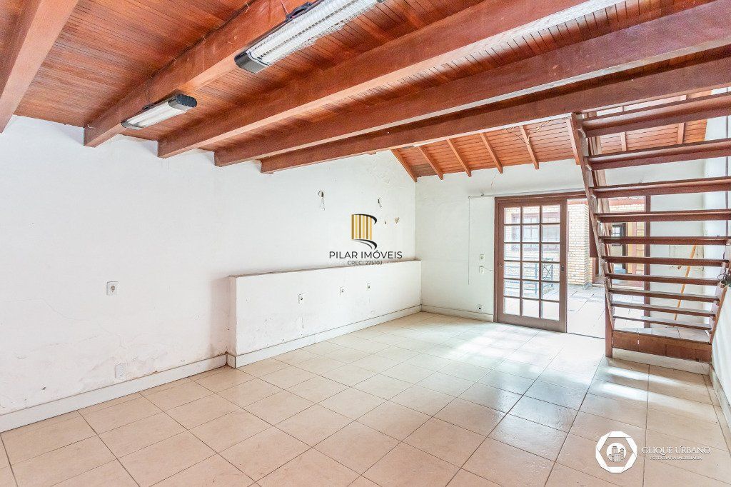 Casa para Venda - 330m², 4 dormitórios, sendo 3 suites, 2 vagas - Petrópolis