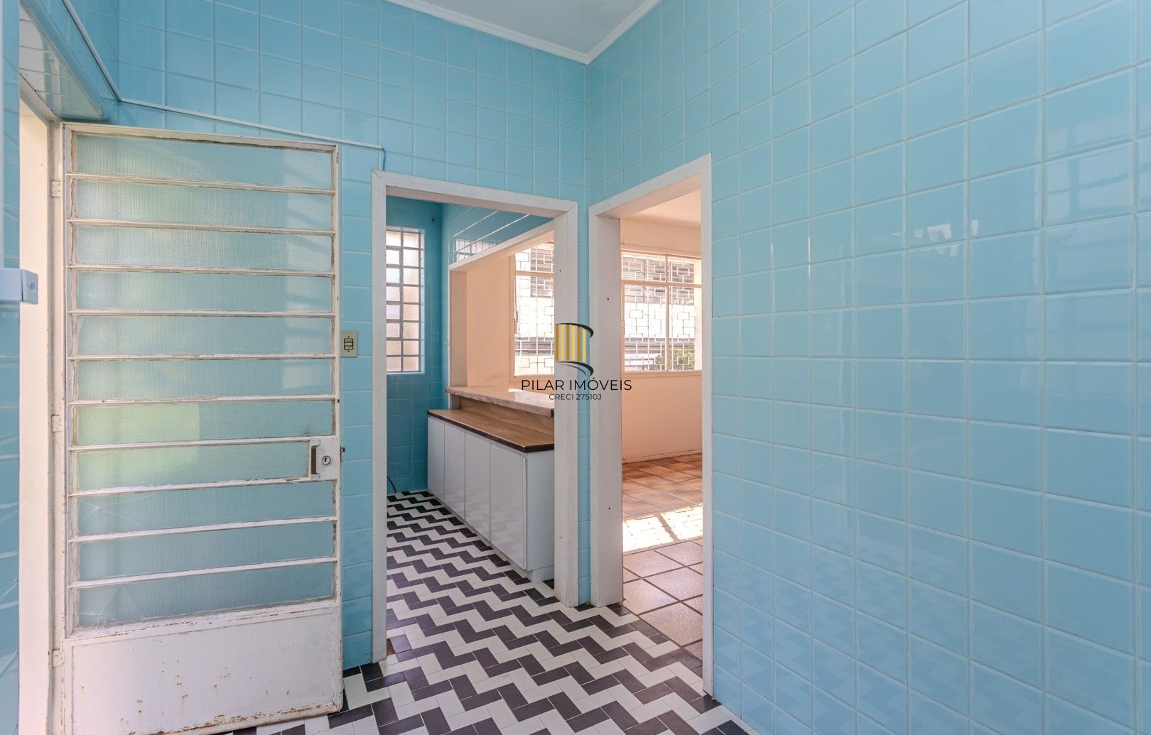 Casa no Menino Deus de 3 dormitórios e 5 vagas DESOCUPADA