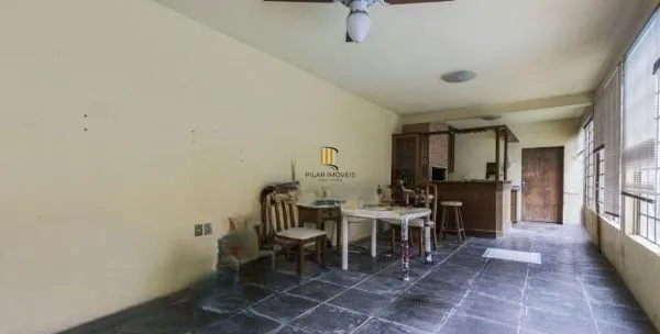 Casa sobrado no bairro Auxiliadora de 5 dormitórios e 4 vagas