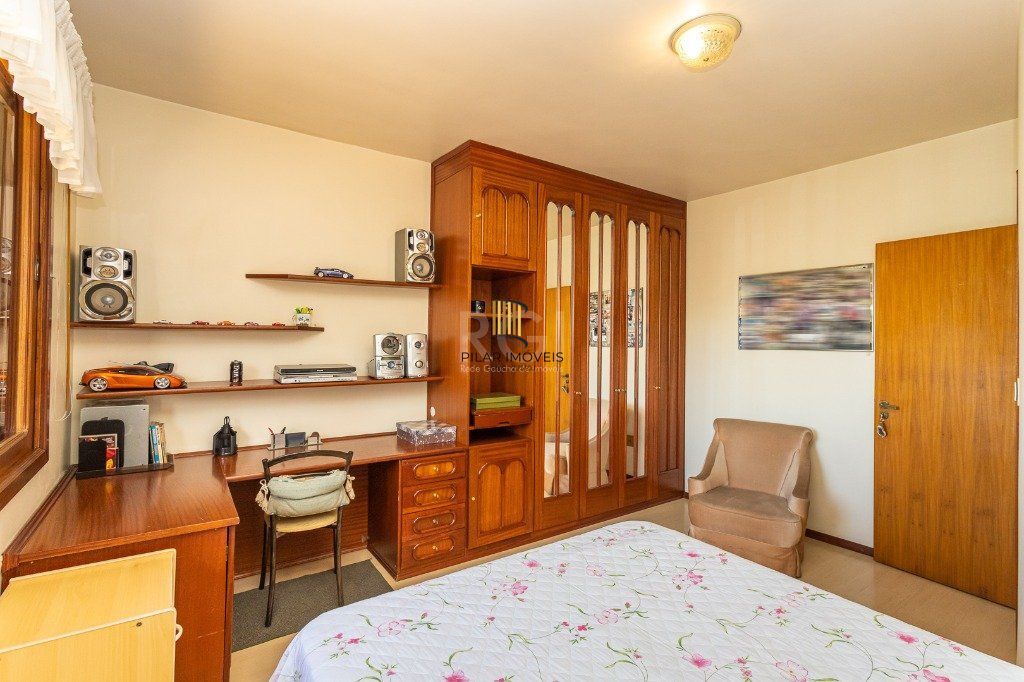 Casa sobrado no Partenon de 3 dormitórios e amplo pátio