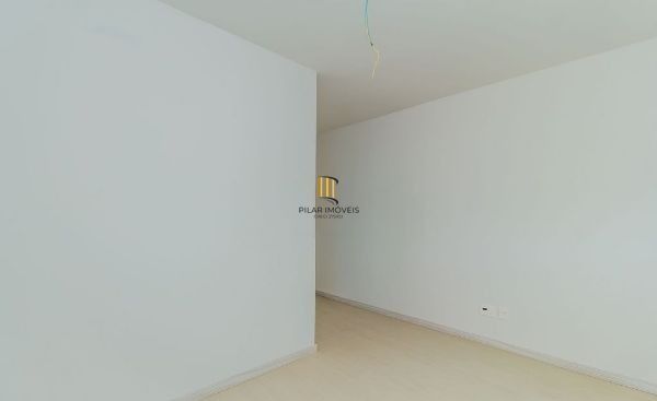Apartamento semi novo na Medianeira de 2 dormitórios e 2 vagas