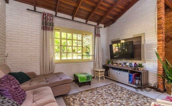 Casa sobrado na Lomba do Pinheiro com 4 dormitórios e 2 vagas