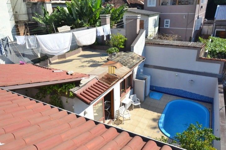 Casa Comercial e Residencial com 518m² (4 quartos / 5 banheiros / 3 vagas garagem) no Bairro Partenon localizada à meia quadra da Av. Bento Gonçalves.