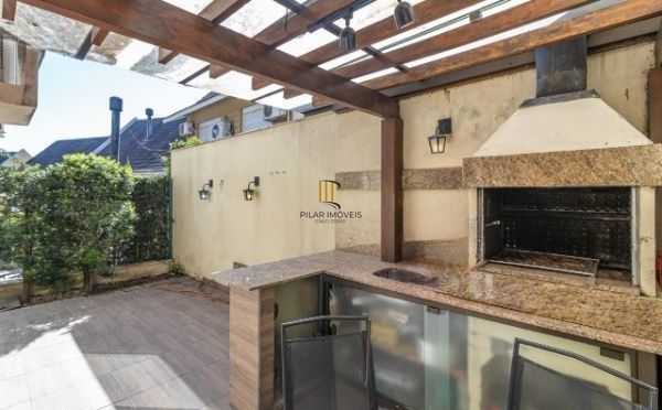 Sobrado condomínio no bairro Teresópolis de 4 dormitórios 2 vagas e infra