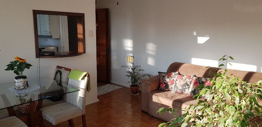 Apartamento no Petrópolis de 2 dormitórios e dependência