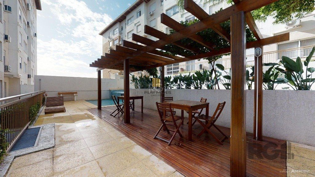 Apartamento no Urbano Menino Deus de 1 dormitório vaga e pátio