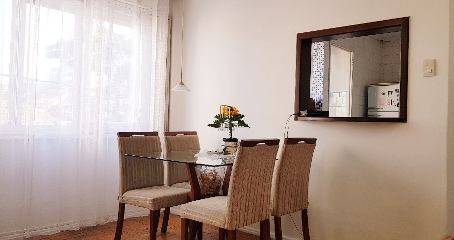 Apartamento no Petrópolis de 2 dormitórios e dependência