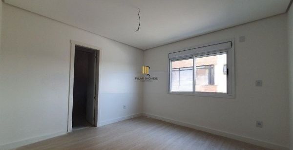 Apartamento no Passo D'areia de 2 dormitórios e 2 vagas DESOCUPADO