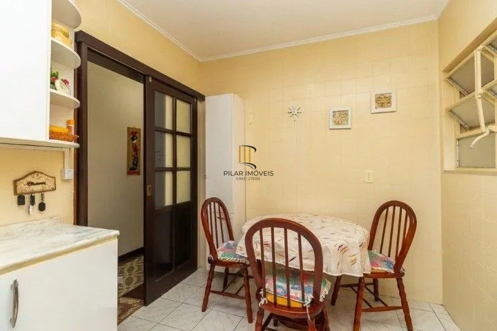 Formidável apartamento com 3 dormitórios (2 deles são suíte), peças amplas e bem iluminadas, banheiro auxiliar e cozinha com área de serviço separada. Dispõe de uma vaga de garagem coberta. Edifício com elevador e sistema de segurança por câmeras.