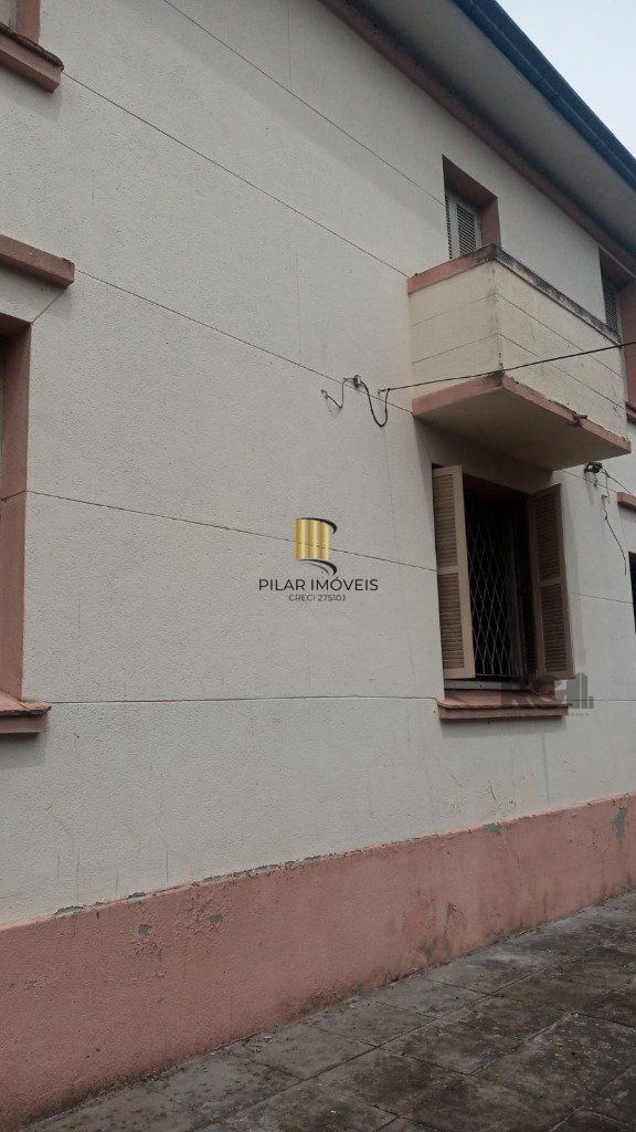 Sobrado no bairro Petrópolis com 4 dormitórios e amplo pátio