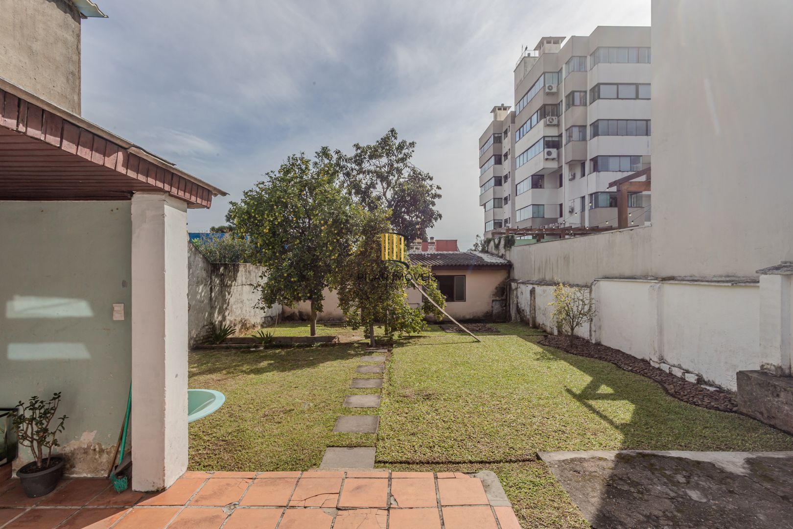 Casa no bairro Jardim Botânico de 3 dormitórios e garagem e terreno com 370m² - Pilar Imóveis