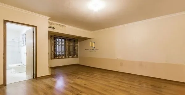 Casa sobrado no bairro Auxiliadora de 5 dormitórios e 4 vagas