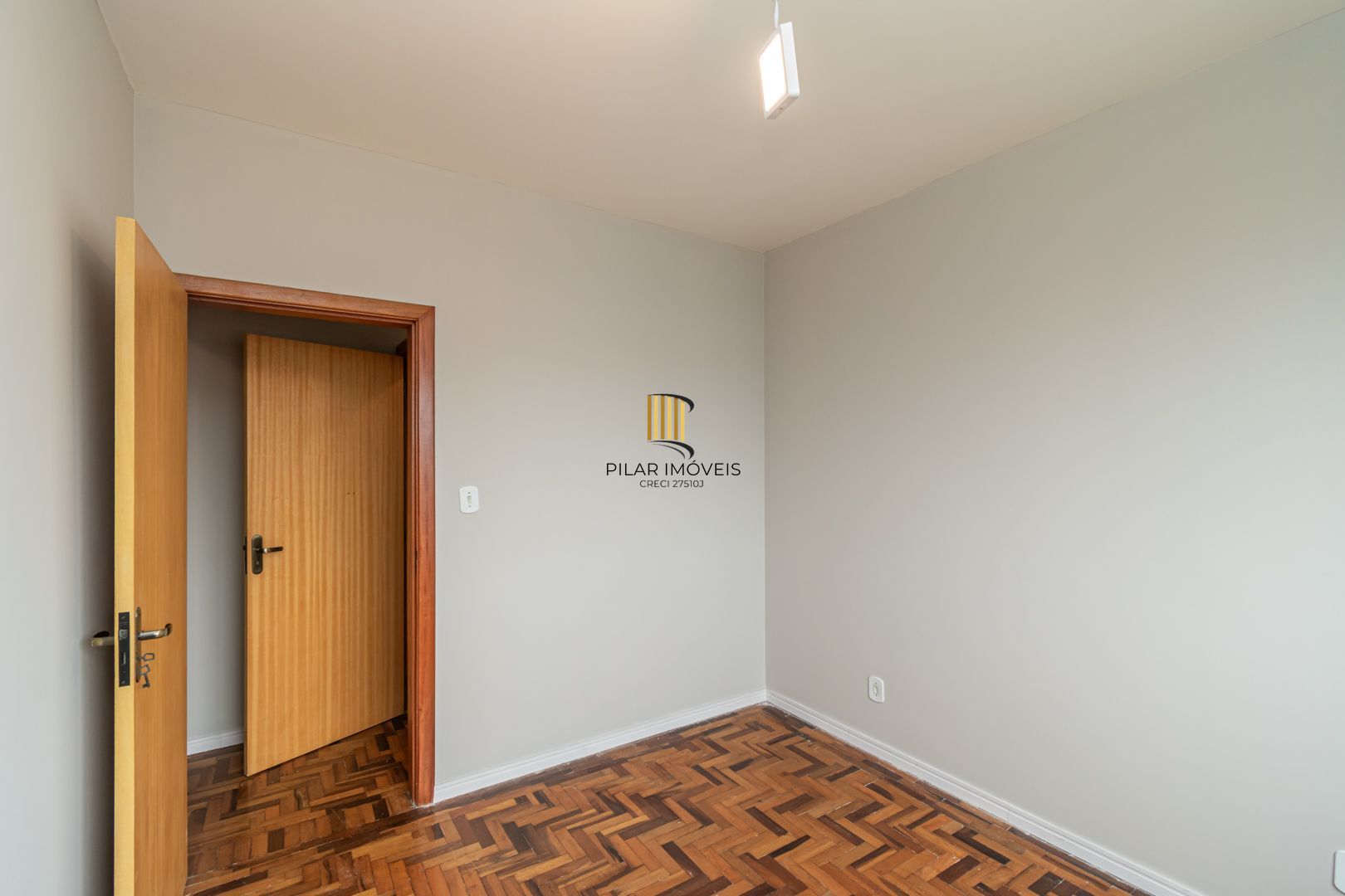Apartamento 2 dormitorios, no Menino Deus reformado