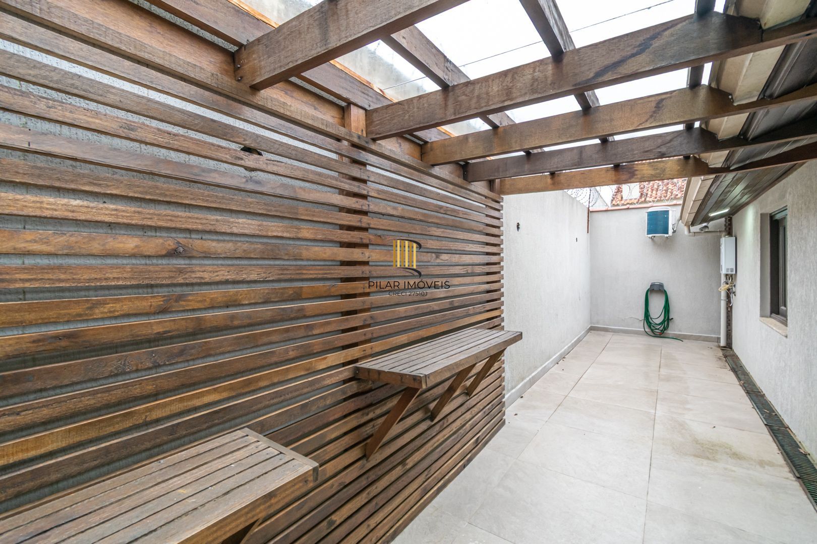 Casa sobrado no bairro Cristal de 3 dormitórios e 3 vagas