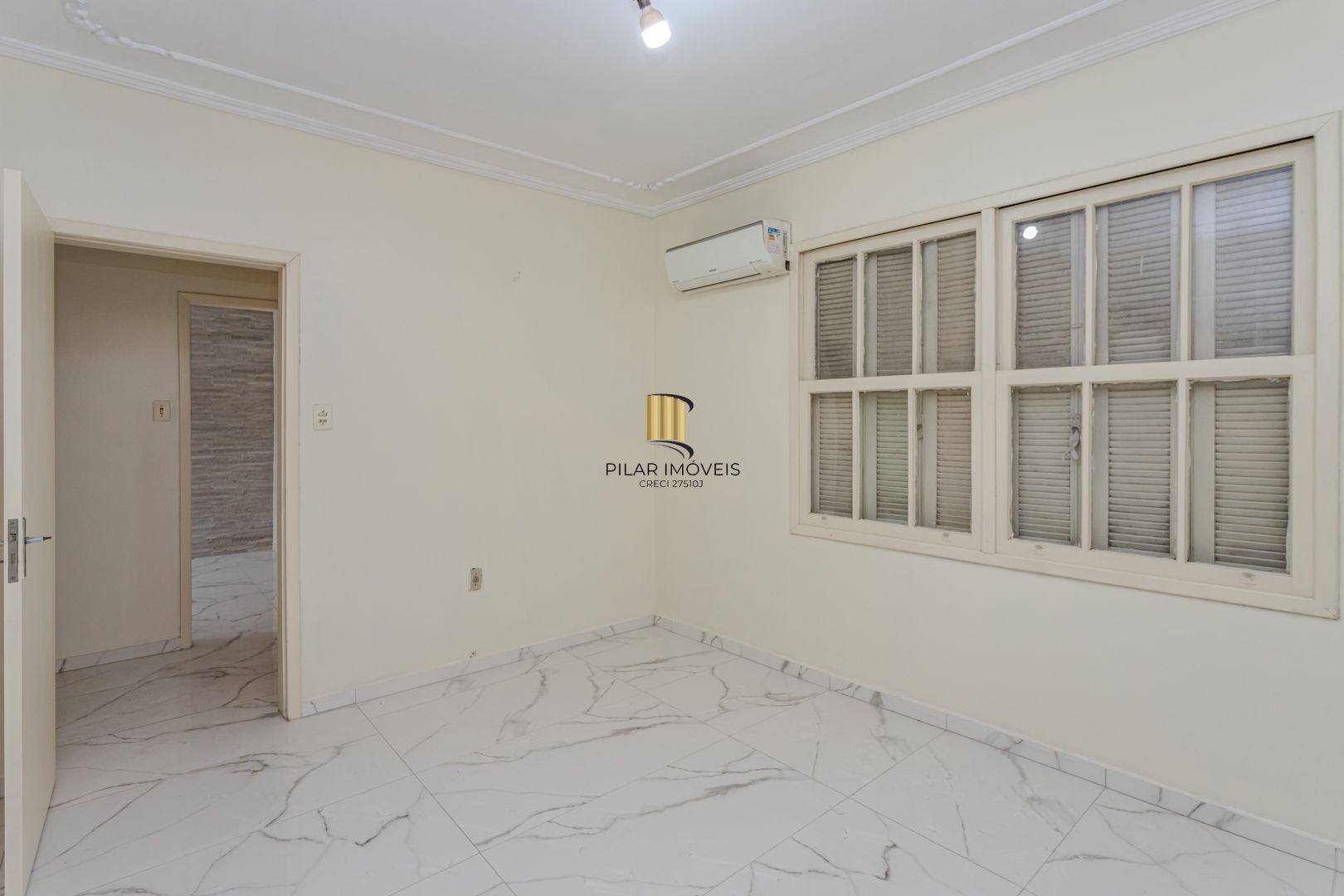 apto de 03 DOR. no centro todo reformado, desocupado. 8 andar elevador