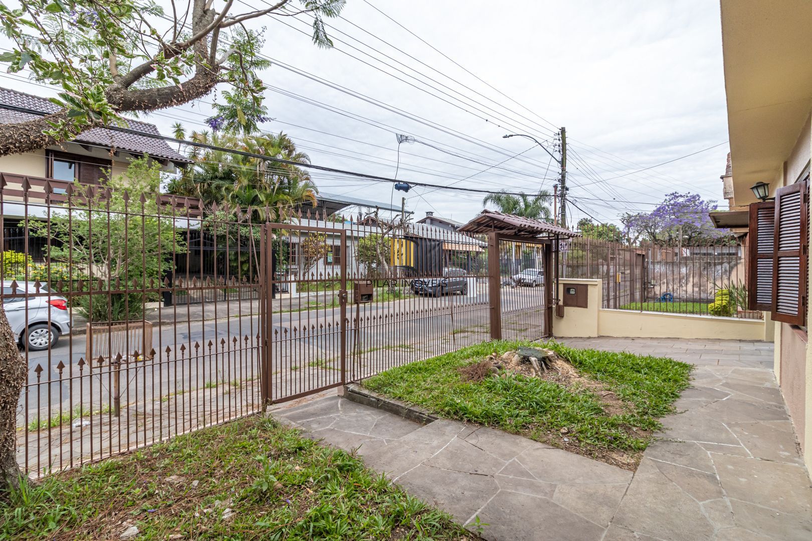 Casa no bairro Sarandi com 4 dormitórios e 4 vagas