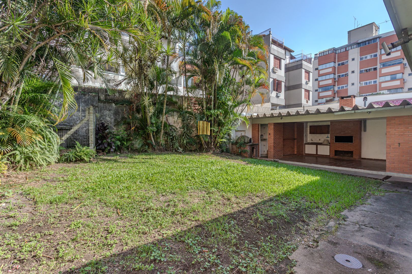 Casa no Menino Deus de 3 dormitórios e 5 vagas DESOCUPADA