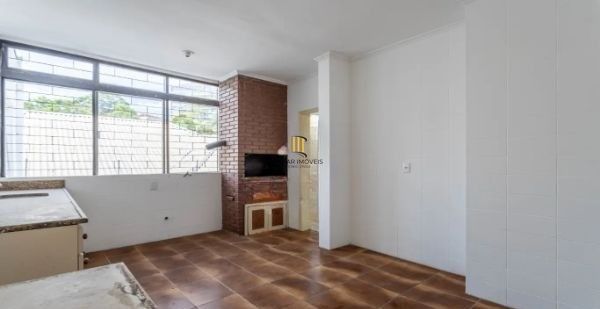 Apartamento no Petrópolis de 3 dormitórios e 2 vagas