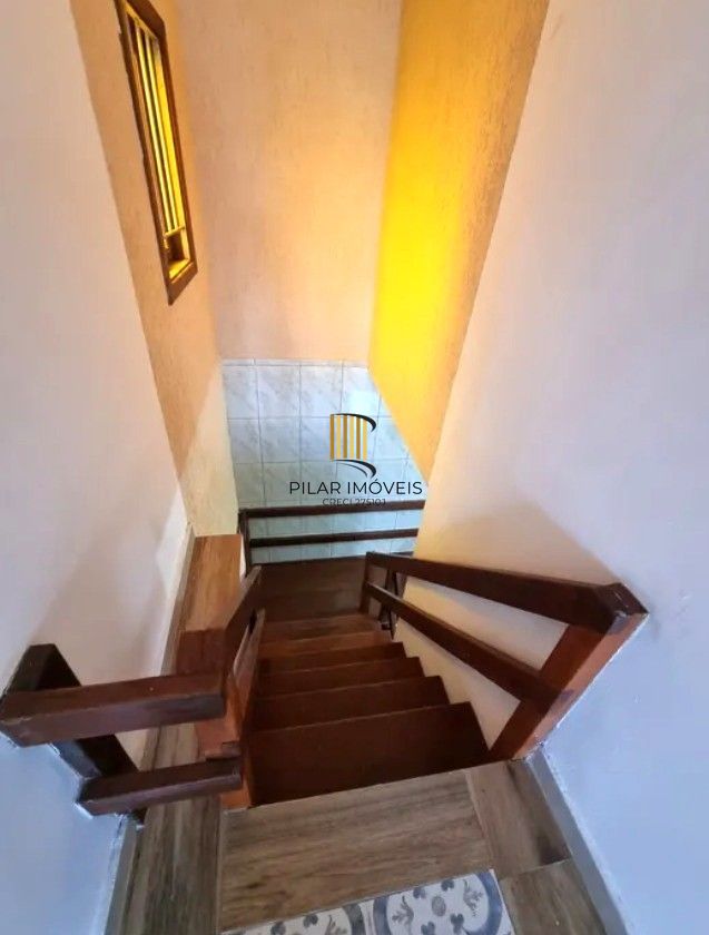 Casa sobrado no bairro Cristal de 3 domitórios e 3 vagas