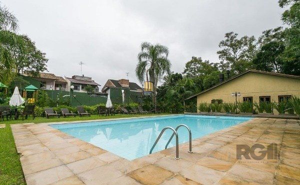 Casa sobrado na Lomba do Pinheiro com 4 dormitórios e 2 vagas