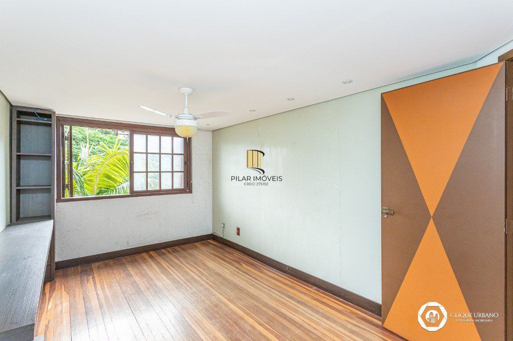 Casa para Venda - 330m², 4 dormitórios, sendo 3 suites, 2 vagas - Petrópolis