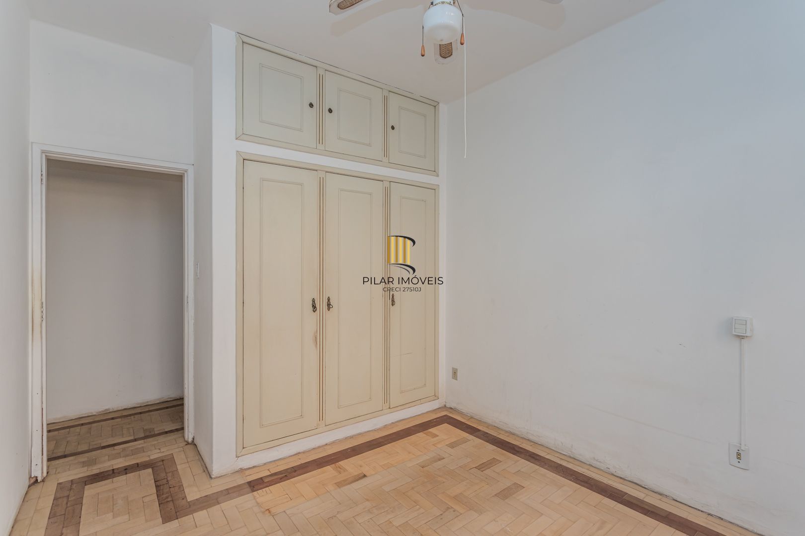 Casa no Menino Deus de 3 dormitórios e 5 vagas DESOCUPADA