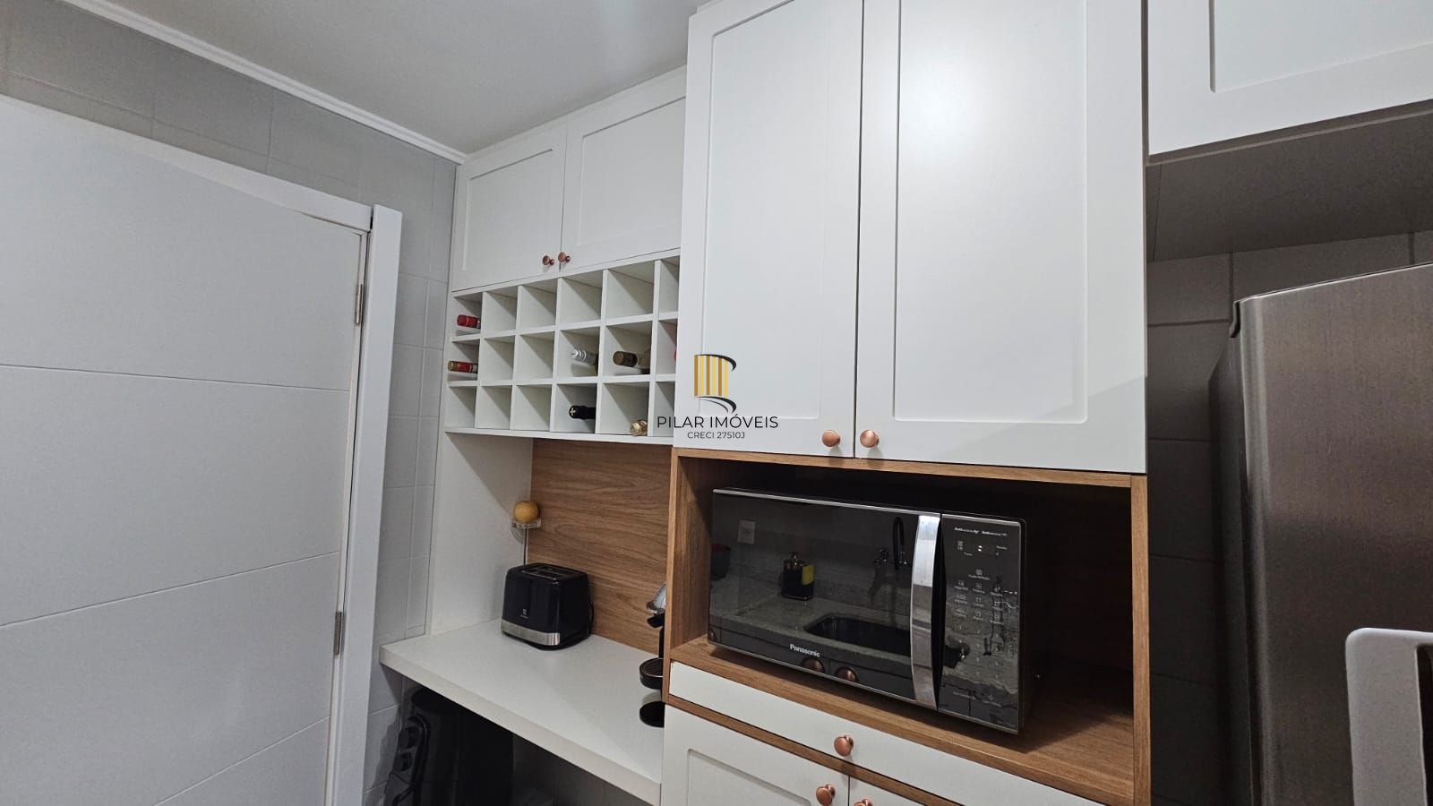 Belo Apartamento, 2 Dormitórios, Semi mobiliado, 1 Banheiro, churrasqueira, 1 Vaga Escriturada, próximo Encol, Petrópolis, Poa/ Rs.