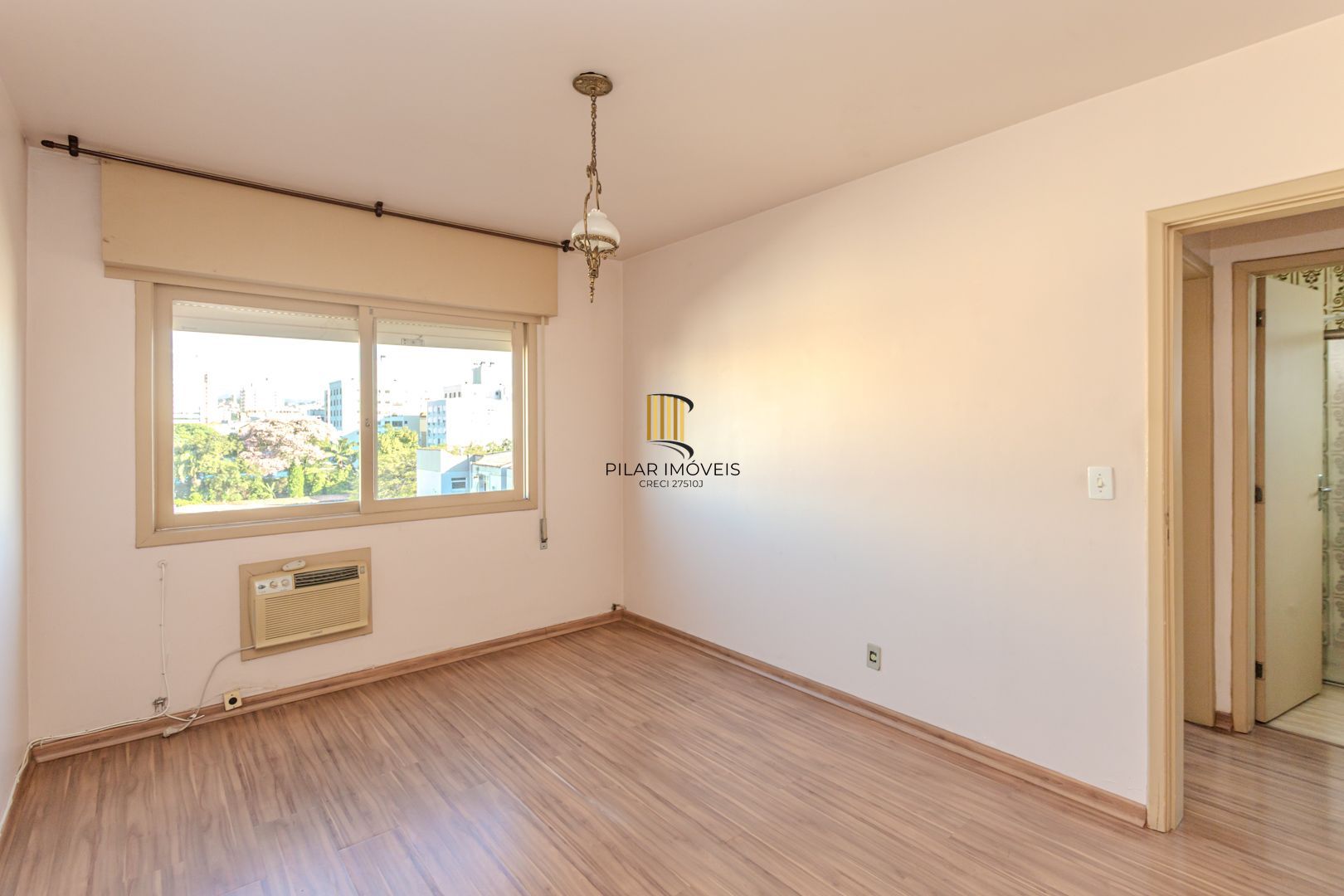 Apartamento de 2 dormitórios com dependência e vaga no bairro Santana DESOCUPADO