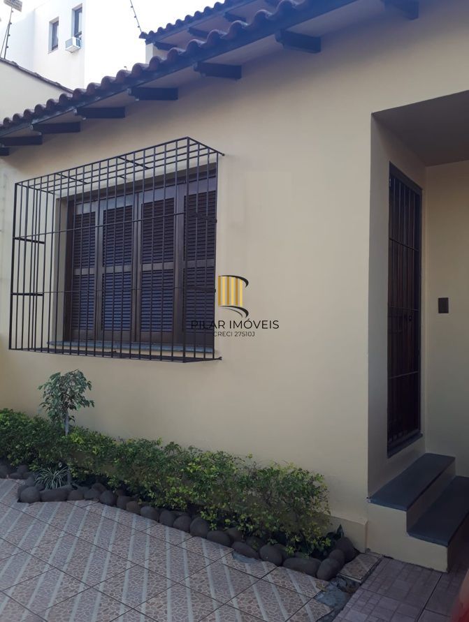 Casa sobrado no bairro Auxiliadora de 3 dormitórios e 3 vagas