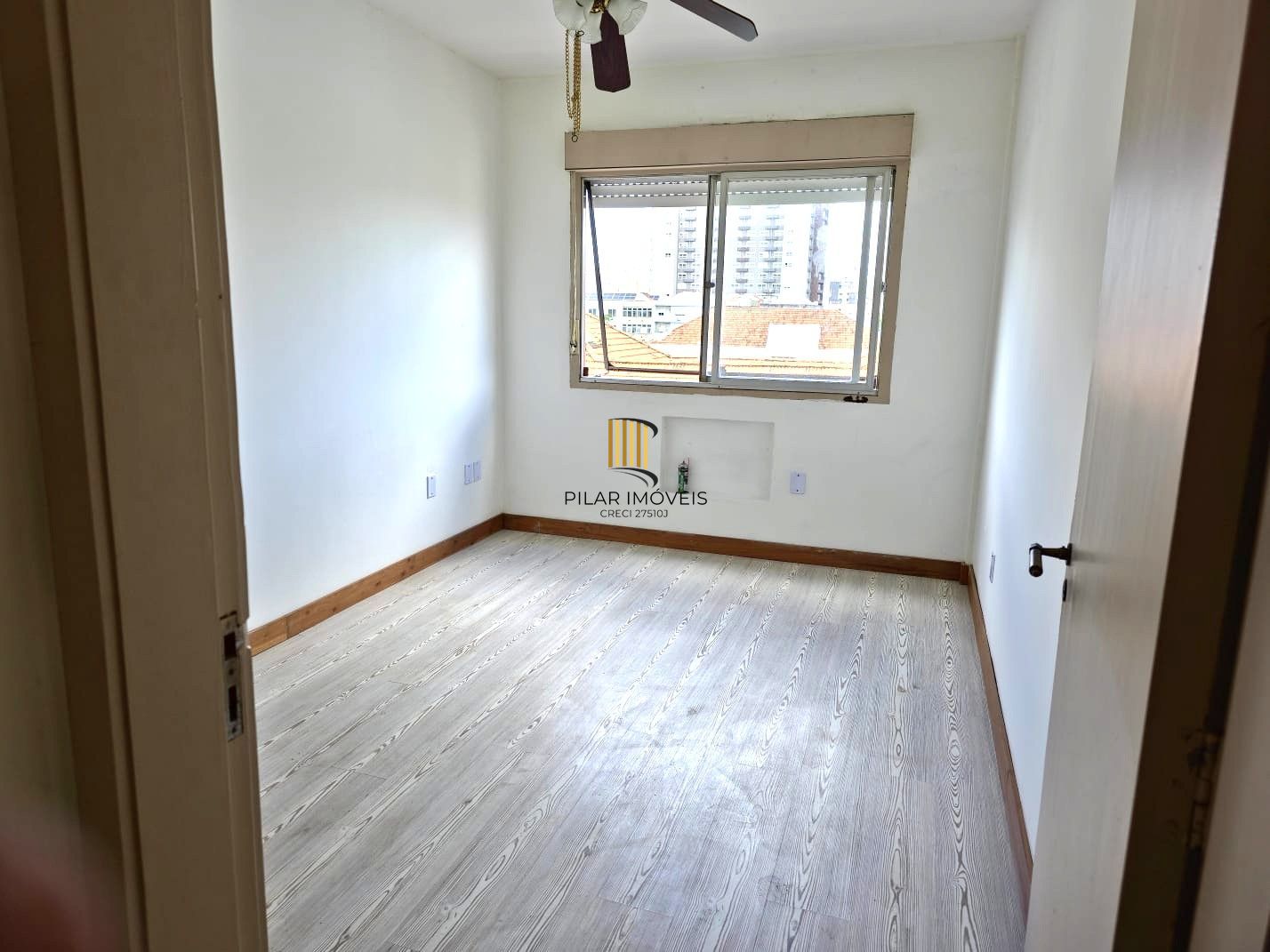 Apartamento no Passo D'areia de 1 dormitório e vaga DESOCUPADO