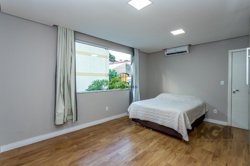 Casa sobrado no bairro Santo Antônio de 4 dormitórios e 3 vagas