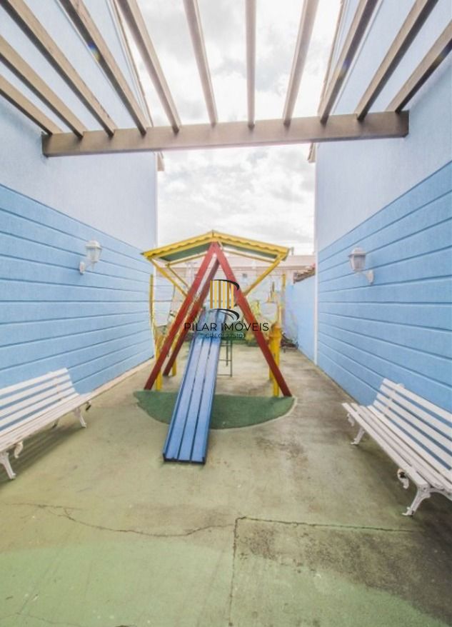 Casa em condomínio no bairro Sarandi de 2 dormitórios, vaga e infra