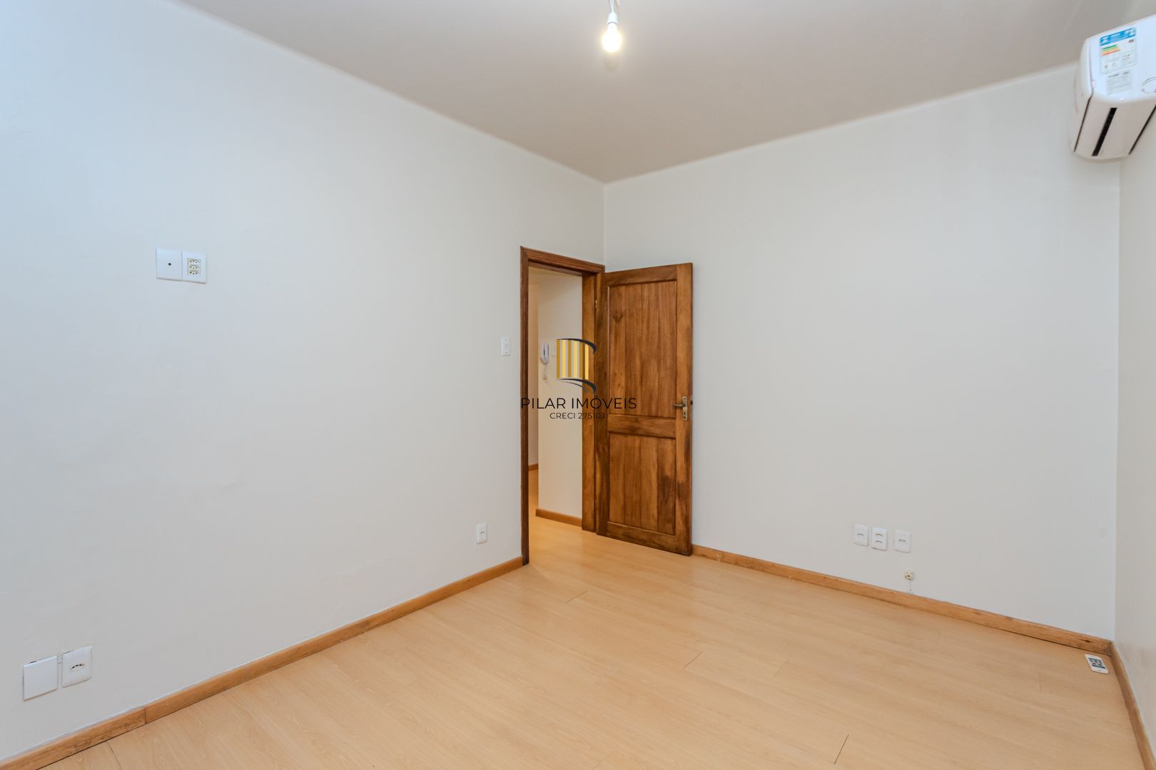 Apartamento no bairro Petrópolis de 2 dormitórios térreo com pátio DESOCUPADO