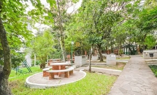 Apartamento no bairro Nonoai de 2 dormitórios e vaga