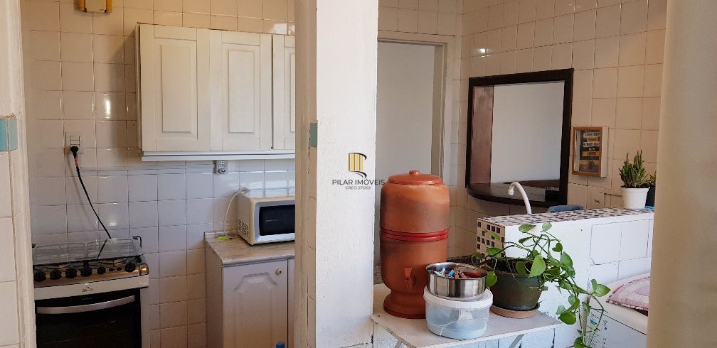 Apartamento no Petrópolis de 2 dormitórios e dependência