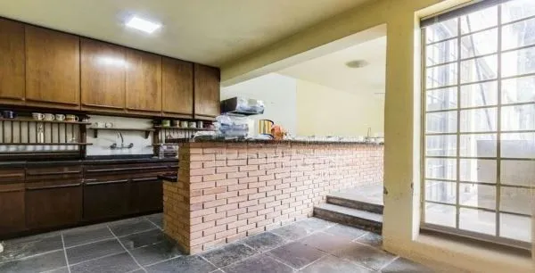 Casa sobrado no bairro Auxiliadora de 5 dormitórios e 4 vagas