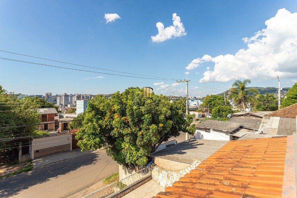 Casa sobrado no Partenon de 3 dormitórios e amplo pátio