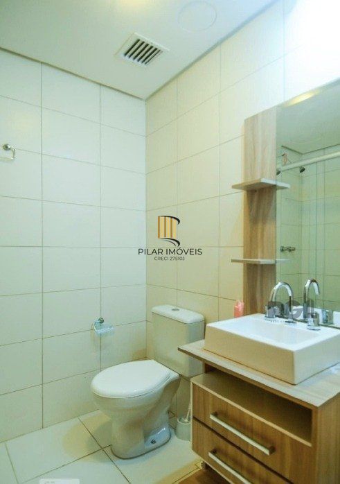 Apartamento no Urbano Menino Deus de 1 dormitório vaga e pátio