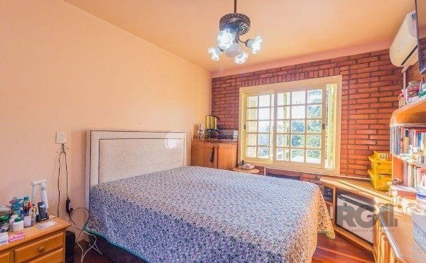 Casa sobrado na Lomba do Pinheiro com 4 dormitórios e 2 vagas