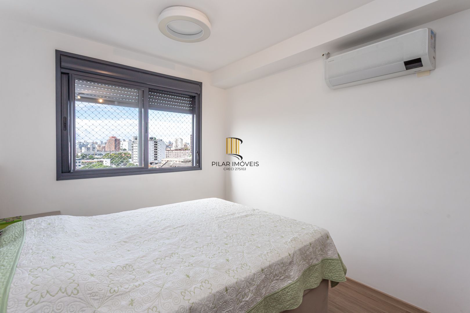 Apartamento 02 dormit com suíte e 01 vaga, no bairro Azenha, em Porto Alegre.