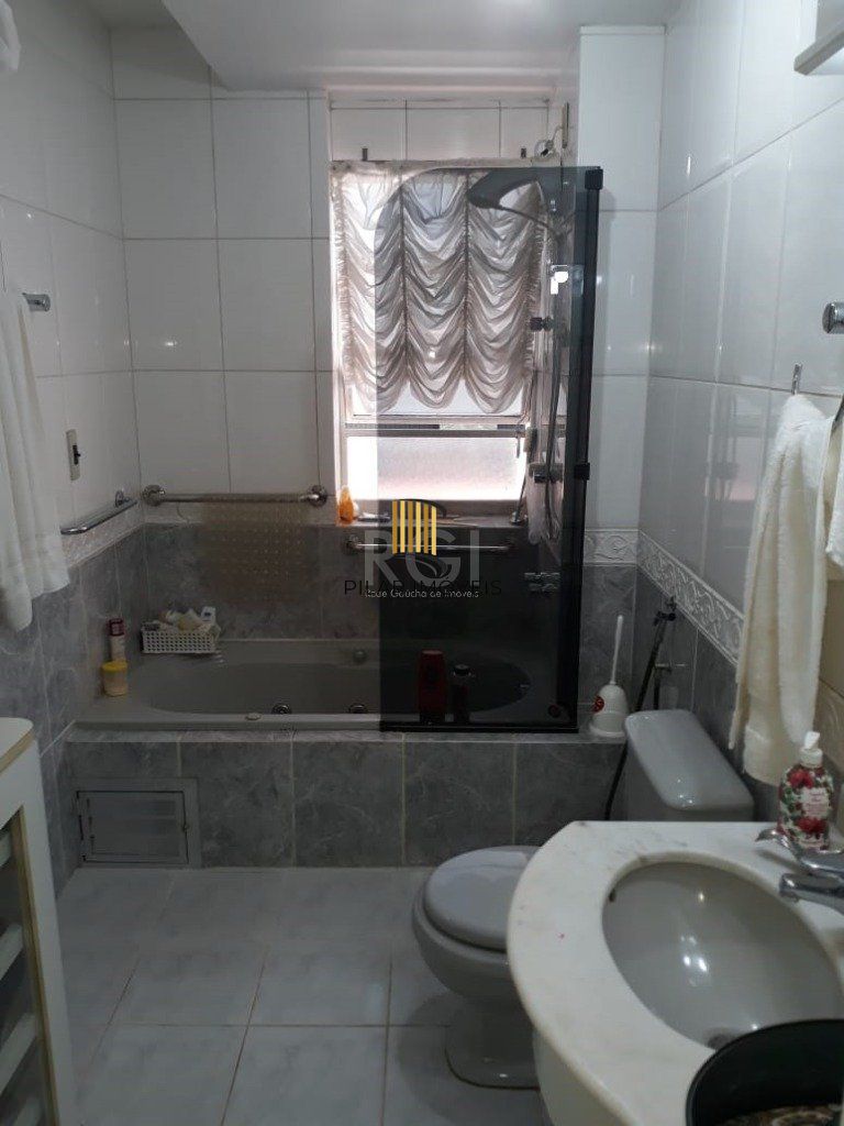 Apartamento 03 dormitórios (01 suíte), com vaga escriturada, no bairro Santana, em Porto Alegre - RS