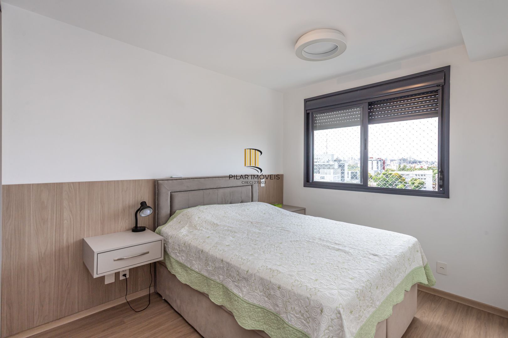 Apartamento 02 dormit com suíte e 01 vaga, no bairro Azenha, em Porto Alegre.