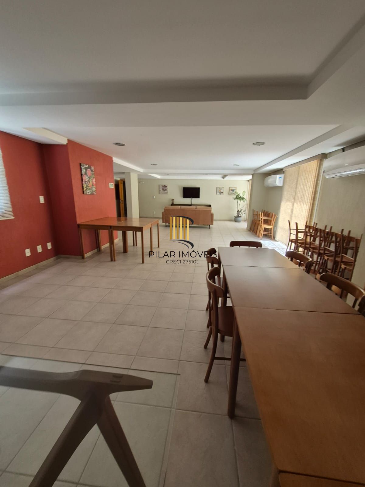 Apartamento no Centro de 2 dormitórios e 2 vagas DESOCUPADO