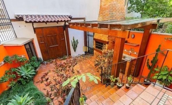 Casa sobrado no bairro Bela Vista de 3 dormitórios e 3 vagas DESOCUPADA