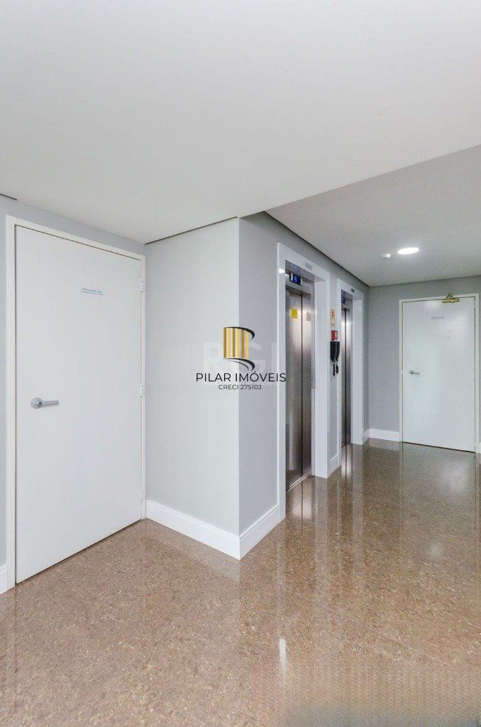 Cobertura duplex na Medianeira de 2 dormitórios e 2 vagas