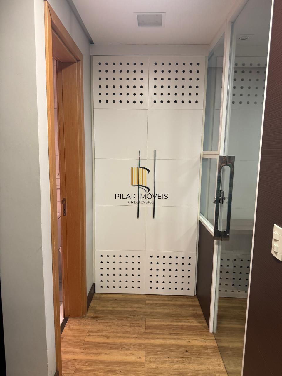 Sala comercial mobiliada com 42m² no bairro Praia de Belas DESOCUPADA