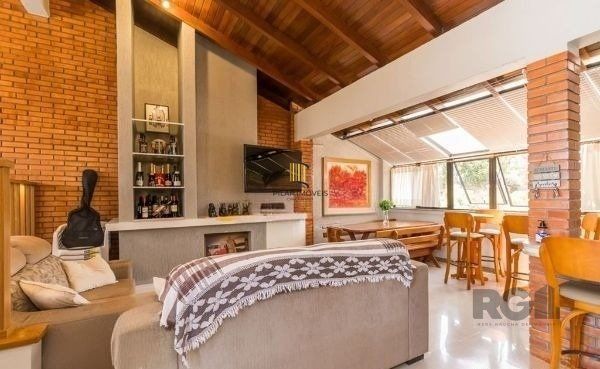 Casa sobrado no Cristal de 3 dormitórios e 3 vagas