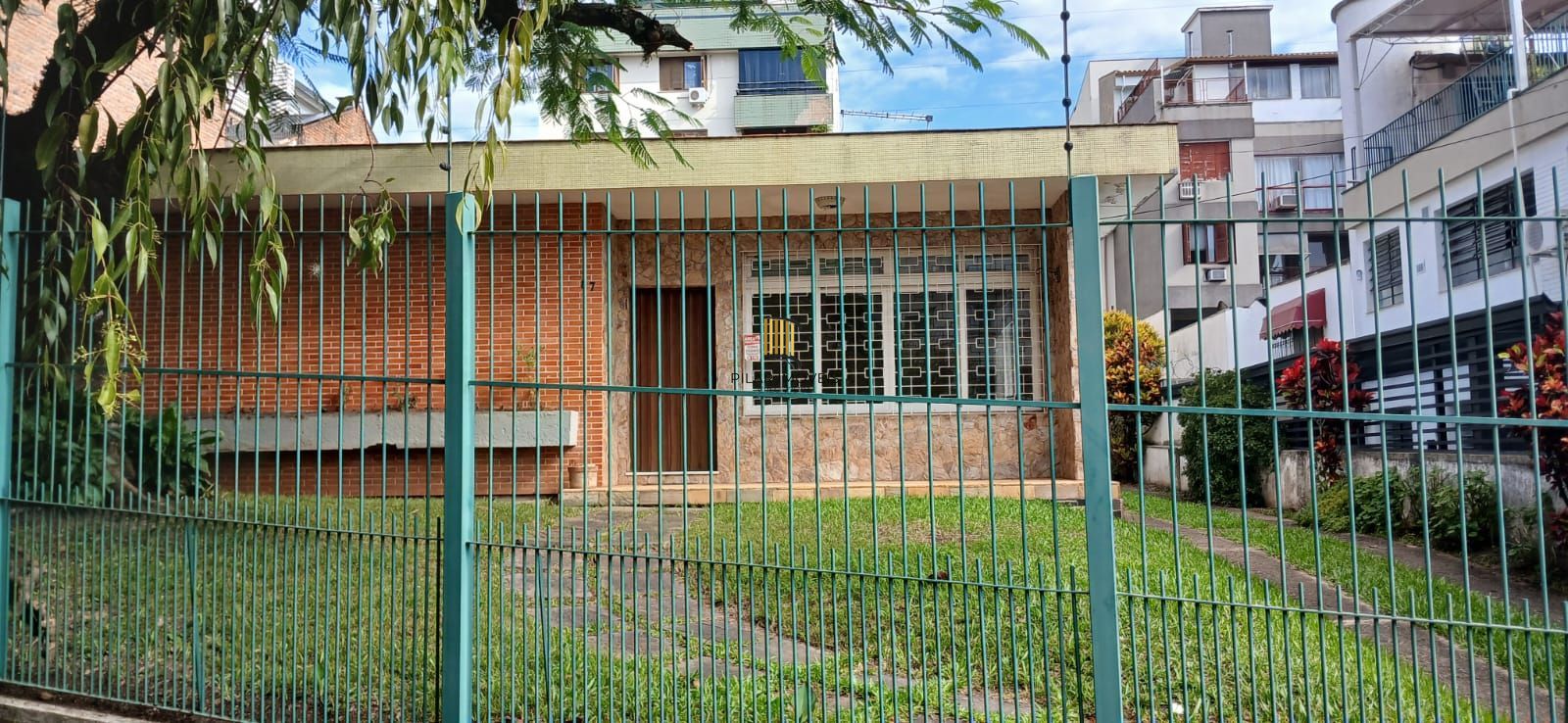 Casa no Menino Deus de 3 dormitórios e 5 vagas DESOCUPADA